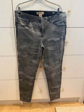Democracy Women's Grey Camo Skinny Jeans